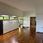 木目が映える、モダン厨房