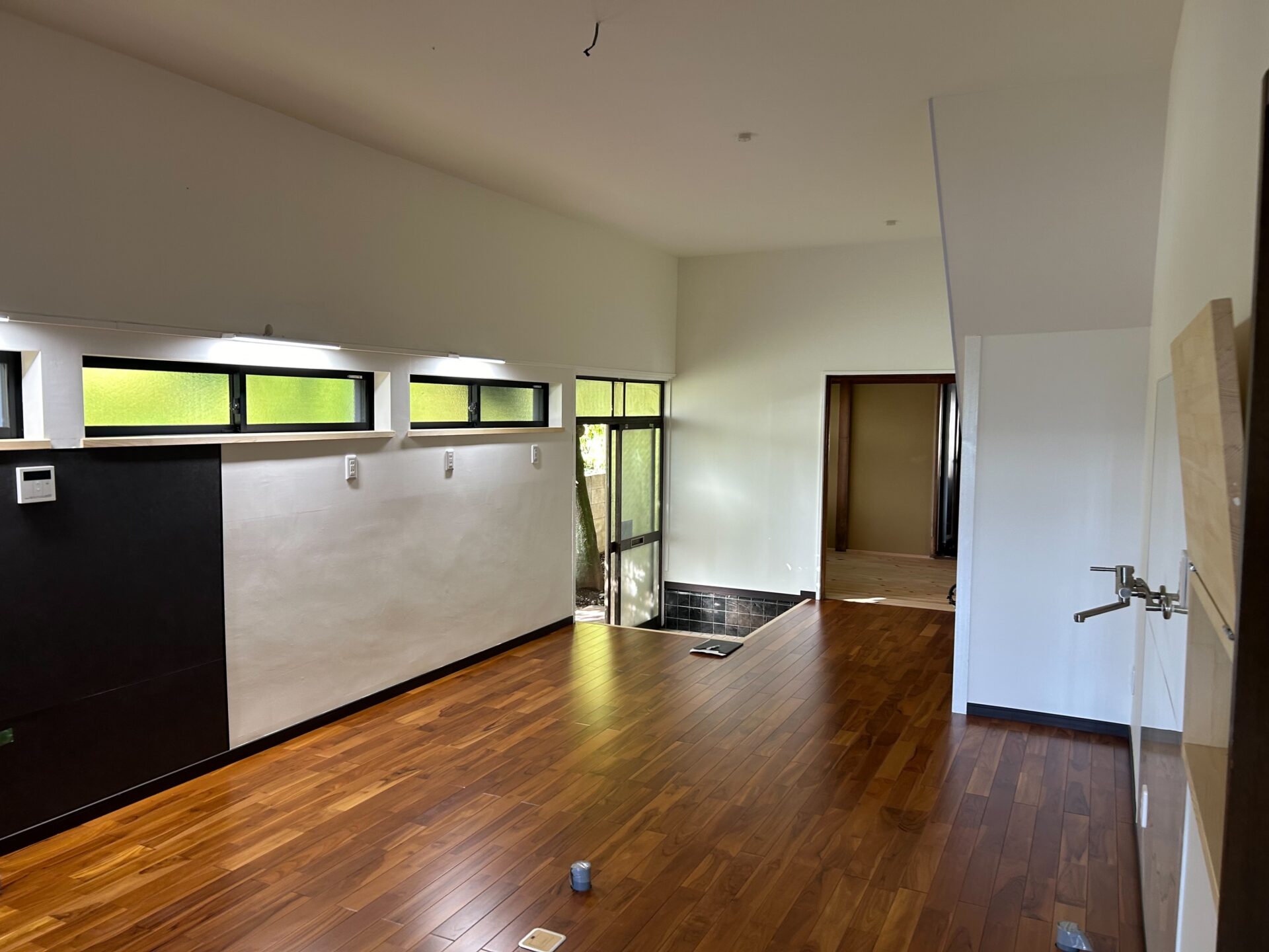 木目が映える、モダン厨房